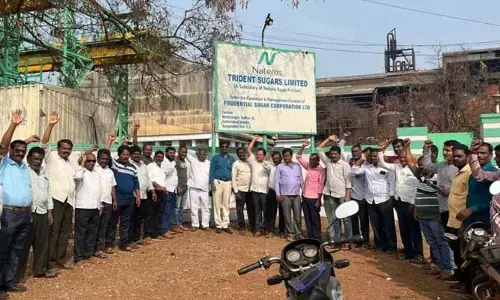 ట్రైడెంట్ చక్కెర కర్మాగారం ముందు కార్మికుల ఆందోళన