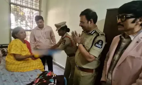 వృద్ధాశ్రమంలో నటి శ్యామలను పరామర్శించిన సీపీ సజ్జనార్