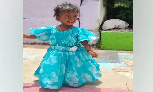 నీటి సంపులో ప‌డి చిన్నారి మృతి