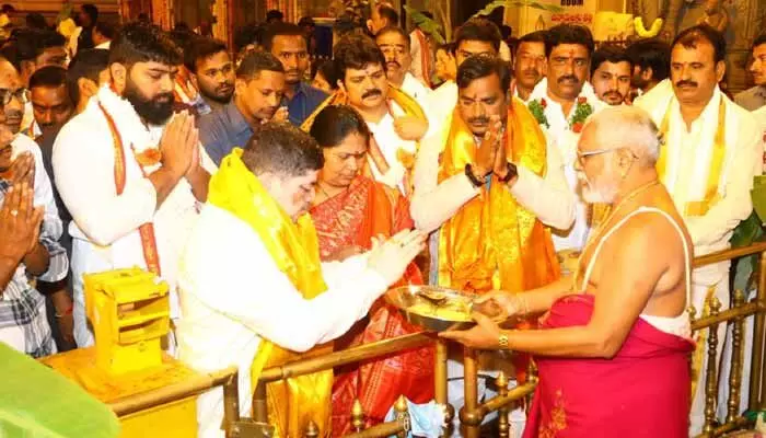 Yadagirigutta: యాదగిరిగుట్టలో మంత్రి పొన్నం ప్రభాకర్ ప్రత్యేక పూజలు Yadagirigutta: యాదగిరిగుట్టలో మంత్రి పొన్నం ప్రభాకర్ ప్రత్యేక పూజలు