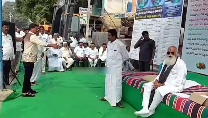 JC Prabhakar Reddy: తాడిపత్రిలో జేసీ ప్రభాకర్ రెడ్డి దీక్ష షురూ.. JC Prabhakar Reddy: తాడిపత్రిలో జేసీ ప్రభాకర్ రెడ్డి దీక్ష షురూ..