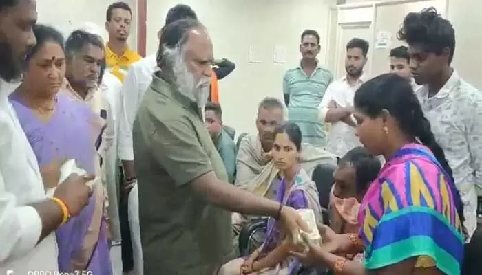 క్యాన్సర్ తో పోరాడే ఆరుగురికి జగ్గారెడ్డి సహాయం క్యాన్సర్ తో పోరాడే ఆరుగురికి జగ్గారెడ్డి సహాయం