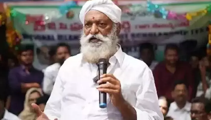 దీక్ష విరమించిన జేసీ ప్రభాకర్ రెడ్డి దీక్ష విరమించిన జేసీ ప్రభాకర్ రెడ్డి