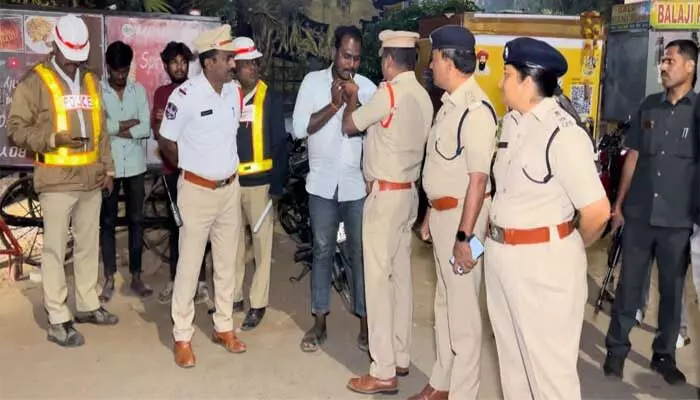 న్యూ ఇయర్ డ్రంకన్ డ్రైవ్ లో భారీగా దొరికిన మందుబాబులు : ఎస్పీ జానకి న్యూ ఇయర్ డ్రంకన్ డ్రైవ్ లో భారీగా దొరికిన మందుబాబులు : ఎస్పీ జానకి