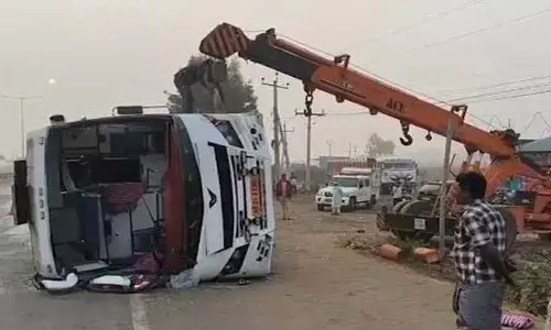 అడ్డంపడిన ట్రావెల్స్ బస్సు.. పలువురికి గాయాలు