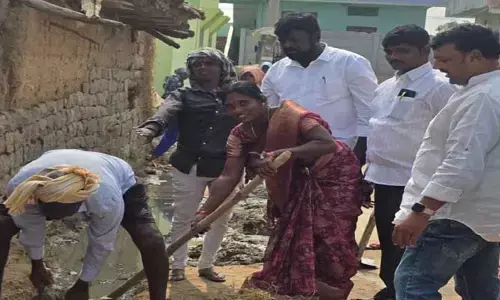 మురికి కాలువ‌లు శుభ్రం చేసిన స‌ర్పంచ్, ఉప స‌ర్పంచ్