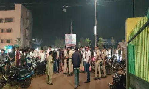 పోలీస్ స్టేషన్ ముందు బాధితుల ఆందోళన