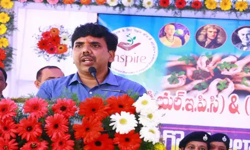 విద్యార్థుల్లో సాంకేతిక పరిజ్ఞానాన్ని పెంపొందించాలి : క‌లెక్ట‌ర్ బడుగు చంద్రశేఖర్