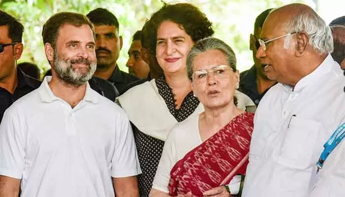 వచ్చేనెల 2న ఏపీకి కాంగ్రెస్ అగ్ర నేతలు.. మళ్లీ 20 ఏళ్ల తర్వాత సీన్ రిపీట్! వచ్చేనెల 2న ఏపీకి కాంగ్రెస్ అగ్ర నేతలు.. మళ్లీ 20 ఏళ్ల తర్వాత సీన్ రిపీట్!