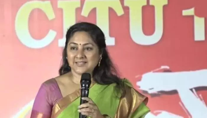 చీరలు కట్టుకోవడం మనకు అలవాటు.. నటి రోహిణి కీలక వ్యాఖ్యలు చీరలు కట్టుకోవడం మనకు అలవాటు.. నటి రోహిణి కీలక వ్యాఖ్యలు