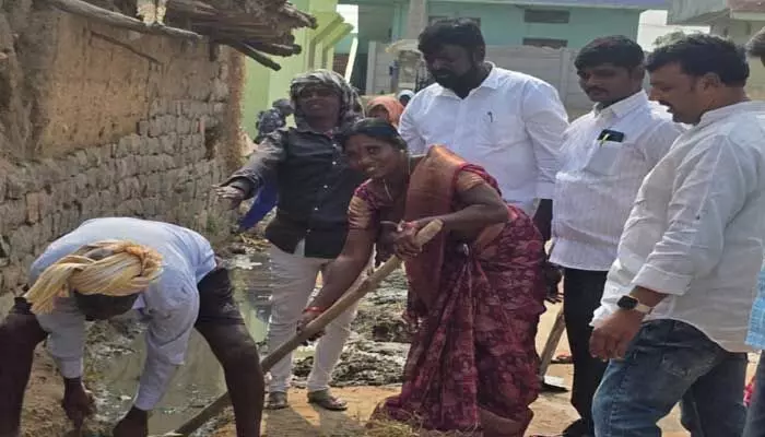 మురికి కాలువలు శుభ్రం చేసిన సర్పంచ్, ఉప సర్పంచ్ మురికి కాలువలు శుభ్రం చేసిన సర్పంచ్, ఉప సర్పంచ్
