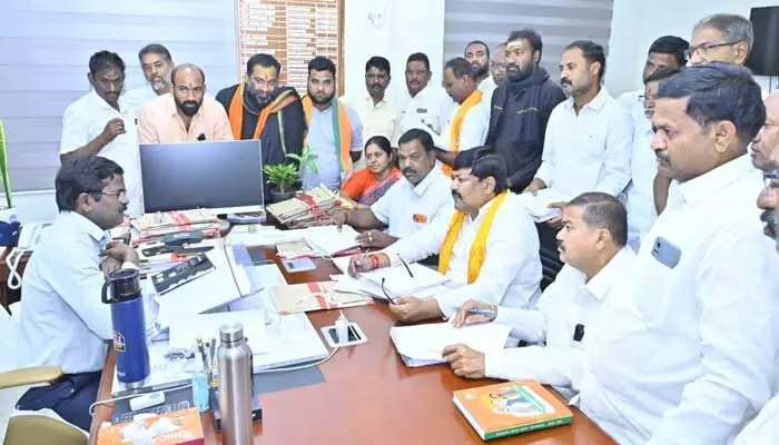 కార్పొరేషన్ పరిధిలో పెద్ద ఎత్తున దొంగ ఓట్ల కోసం కుట్రలు కార్పొరేషన్ పరిధిలో పెద్ద ఎత్తున దొంగ ఓట్ల కోసం కుట్రలు
