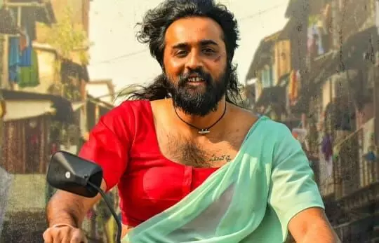 లంగా, జాకెట్, ఓణి వేసుకున్న హీరో.. ఆ పార్ట్పై పచ్చబొట్టు.. ఫొటోలు వైరల్ లంగా, జాకెట్, ఓణి వేసుకున్న హీరో.. ఆ పార్ట్పై పచ్చబొట్టు.. ఫొటోలు వైరల్
