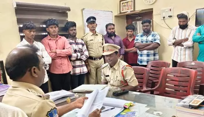 శాంతి భద్రతలకు విఘాతం కలిగిస్తే ఉపేక్షించేది లేదు : సీఐ చరమందరాజు శాంతి భద్రతలకు విఘాతం కలిగిస్తే ఉపేక్షించేది లేదు : సీఐ చరమందరాజు