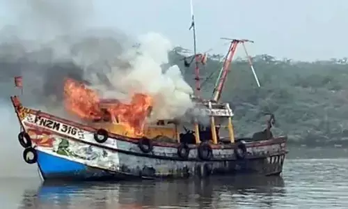 చేపల వేట బోటులో అగ్నిప్రమాదం