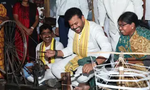సంప్రదాయ పరిశ్రమల బలోపేతానికి నిబద్ధతతో పని చేస్తోంది