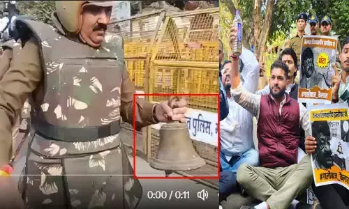 ‘గంట’ ఎత్తుకెళ్లిన పోలీసులు.. కాంగ్రెస్ నిరసనలో ఆసక్తికర ఘటన.. వీడియో వైరల్