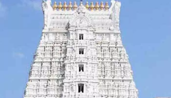 తిరుపతిలో కలకలం...గోపురం పైకి ఎక్కి ఓ వ్యక్తి హల్చల్ తిరుపతిలో కలకలం...గోపురం పైకి ఎక్కి ఓ వ్యక్తి హల్చల్