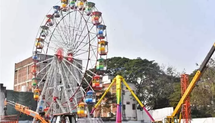 అనుమతులు లేకుండానే ఎగ్జిబిషన్.. పట్టించుకోని అధికారులు అనుమతులు లేకుండానే ఎగ్జిబిషన్.. పట్టించుకోని అధికారులు