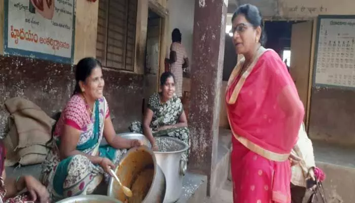 కేజీబీవీలో నాణ్యమైన భోజనం అందించాలి : సీనియర్ న్యాయమూర్తి కవితా దేవి కేజీబీవీలో నాణ్యమైన భోజనం అందించాలి : సీనియర్ న్యాయమూర్తి కవితా దేవి