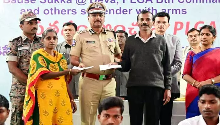 మొత్తం కొలాప్స్.. మావోయిస్టులపై తెలంగాణ DGP కీలక వ్యాఖ్యలు మొత్తం కొలాప్స్.. మావోయిస్టులపై తెలంగాణ DGP కీలక వ్యాఖ్యలు