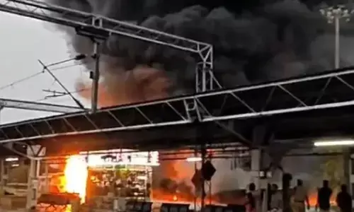 భారీ అగ్ని ప్రమాదం.. దాదాపు 400 బైక్ లు దగ్ధం
