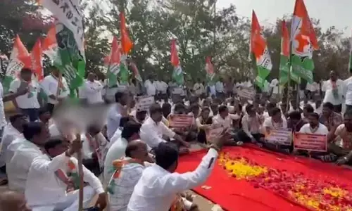 కేసీఆర్ వ్యవసాయ క్షేత్రాన్ని ముట్టడించిన కాంగ్రెస్ నాయకులు