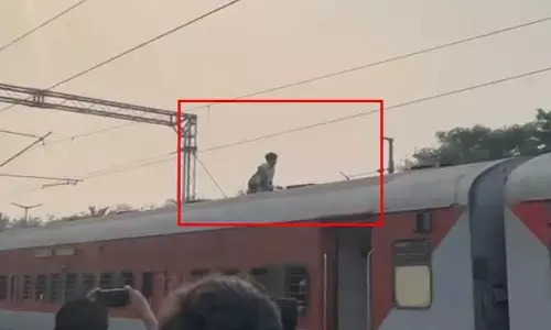 రైలుపై ఎక్కి వ్యక్తి హల్ చల్.. తీరా చూస్తే..!