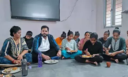 మోడల్ స్కూల్‌, గ్రంథాలయాన్ని సందర్శించిన ఎంపీ