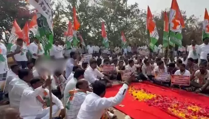 కేసీఆర్ వ్యవసాయ క్షేత్రాన్ని ముట్టడించిన కాంగ్రెస్ నాయకులు కేసీఆర్ వ్యవసాయ క్షేత్రాన్ని ముట్టడించిన కాంగ్రెస్ నాయకులు