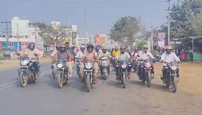 రోడ్డు భద్రత ప్రతి ఒక్కరి బాధ్యత : ఎస్సై ఎన్. వెంకటకృష్ణ రోడ్డు భద్రత ప్రతి ఒక్కరి బాధ్యత : ఎస్సై ఎన్. వెంకటకృష్ణ