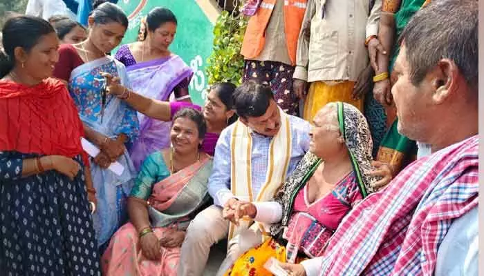 పెద్దమ్మ.. నీకు సంక్షేమ పథకాలు ఇచ్చే బాధ్యత మాదే : మంత్రి పొంగులేటి శ్రీనివాసరెడ్డి పెద్దమ్మ.. నీకు సంక్షేమ పథకాలు ఇచ్చే బాధ్యత మాదే : మంత్రి పొంగులేటి శ్రీనివాసరెడ్డి