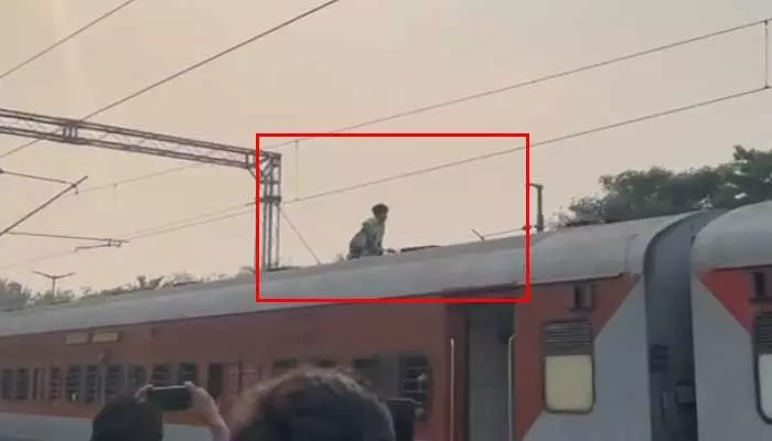 రైలుపై ఎక్కి వ్యక్తి హల్ చల్.. తీరా చూస్తే..! రైలుపై ఎక్కి వ్యక్తి హల్ చల్.. తీరా చూస్తే..!