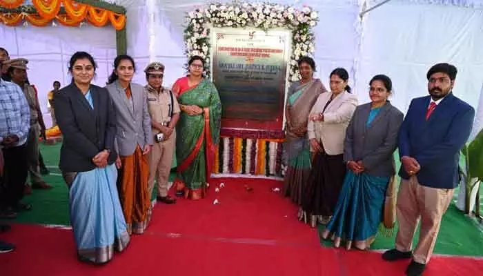 కోర్టు భవనాల నిర్మాణం పూర్తిచేసి న్యాయ సేవలు విస్తరించాలి కోర్టు భవనాల నిర్మాణం పూర్తిచేసి న్యాయ సేవలు విస్తరించాలి