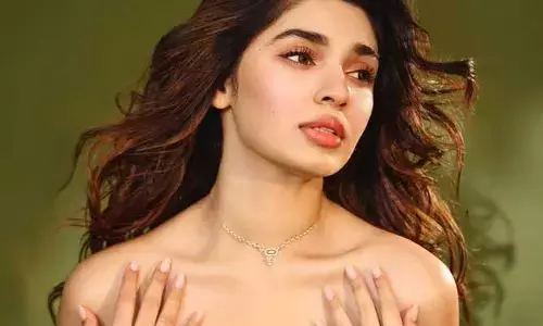 చీరలో బోల్డ్ షో చేసిన టాలీవుడ్ హీరోయిన్.. టాలెంట్ చూపిస్తున్నావా అంటూ నెటిజన్ల కామెంట్స్