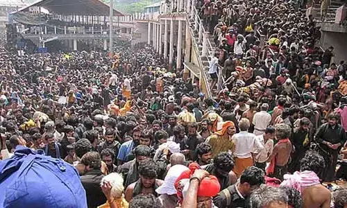 శబరిమలలో భక్తుల జనసంద్రం.. పంబా నది వరకు బారులు తీరిన క్యూలైన్లు