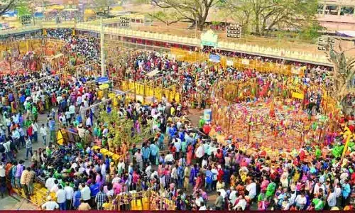 మేడారానికి తరలివస్తున్న భక్తులు