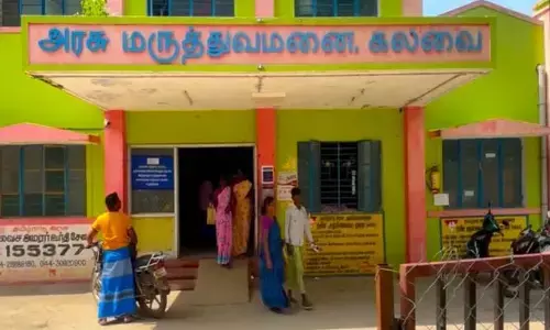 రోగికి కుట్లేసిన పారిశుద్ధ్య కార్మికురాలు.. ప్రభుత్వాస్పత్రిలో తేటతెల్లమైన వైద్యుల నిర్లక్ష్యం