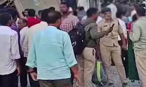 ఉంగరాల స్వామి మృతి.. రోడ్డెక్కిన బాధితులు