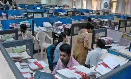 ప్రభుత్వ ఉద్యోగులకు బిగ్ అలర్ట్.. రిటైర్మెంట్ వయోపరిమితి పెంపుపై కీలక భేటీ