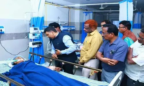 యాసిడ్ తాగిన విద్యార్థినిని పరామర్శించిన కలెక్టర్