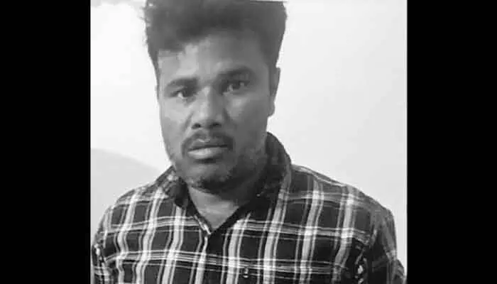 వివాహేతర సంబంధం.. పోలీసు స్టేషన్ ఎదుటే దారుణం వివాహేతర సంబంధం.. పోలీసు స్టేషన్ ఎదుటే దారుణం