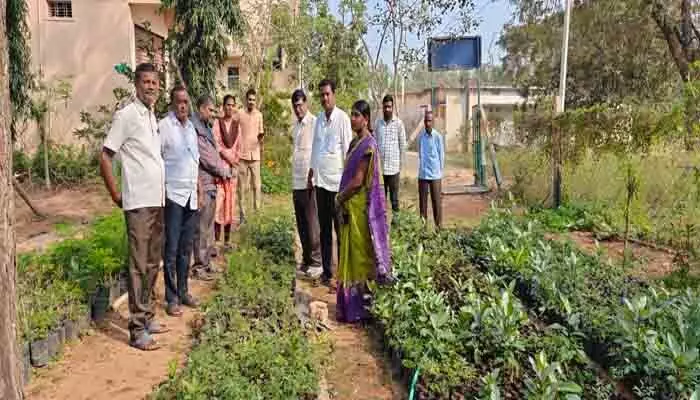 గ్రామాలలో పారిశుద్ధ్య చర్యలు చేపట్టాలి : ఎంపీడీవో శ్రీనివాస్ వర్మ గ్రామాలలో పారిశుద్ధ్య చర్యలు చేపట్టాలి : ఎంపీడీవో శ్రీనివాస్ వర్మ