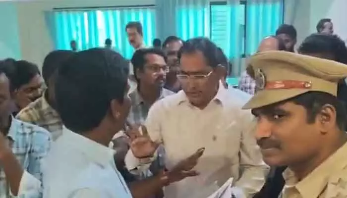 విశాఖలో కూటమి నేతల మధ్య విబేధాలు విశాఖలో కూటమి నేతల మధ్య విబేధాలు