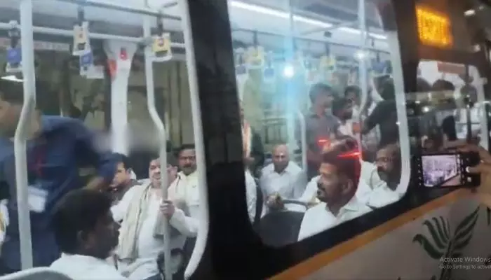 పూలే సినిమా చూసేందుకు ఆర్టీసీ బస్సెక్కిన సీఎం రేవంత్, మంత్రులు పూలే సినిమా చూసేందుకు ఆర్టీసీ బస్సెక్కిన సీఎం రేవంత్, మంత్రులు