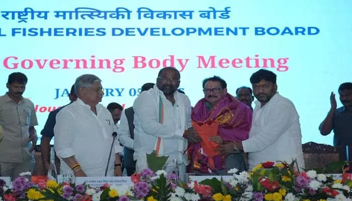 8 లక్షల మెట్రిక్ టన్నుల చేపల ఉత్పత్తి లక్ష్యం : మంత్రి వాకిటి శ్రీహరి 8 లక్షల మెట్రిక్ టన్నుల చేపల ఉత్పత్తి లక్ష్యం : మంత్రి వాకిటి శ్రీహరి
