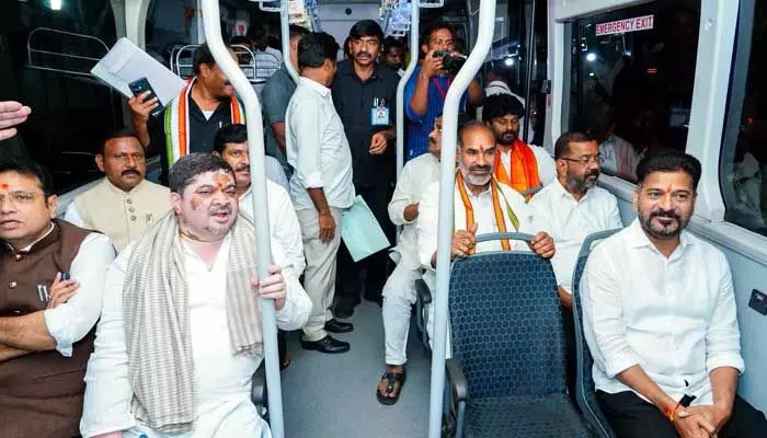 బస్సులో వెళ్లి సినిమా చూసిన CM రేవంత్, మంత్రులు బస్సులో వెళ్లి సినిమా చూసిన CM రేవంత్, మంత్రులు