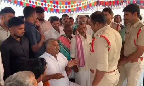 వైసీపీ మాజీ ఎమ్మెల్యేను అడ్డుకున్న పోలీసులు