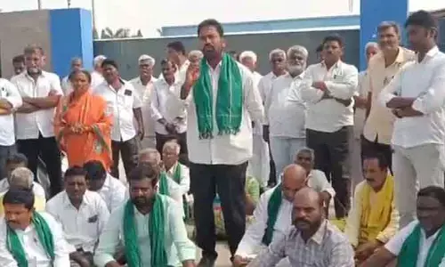 జ్యూస్ ఫ్యాక్టరీలపై చిత్తూరు మామిడి రైతుల ఆగ్రహం