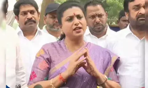 పోలీసులు నీళ్లు లేని బావిలో దూకి చావాలి.. మాజీ మంత్రి రోజా వివాదాస్పద వ్యాఖ్యలు